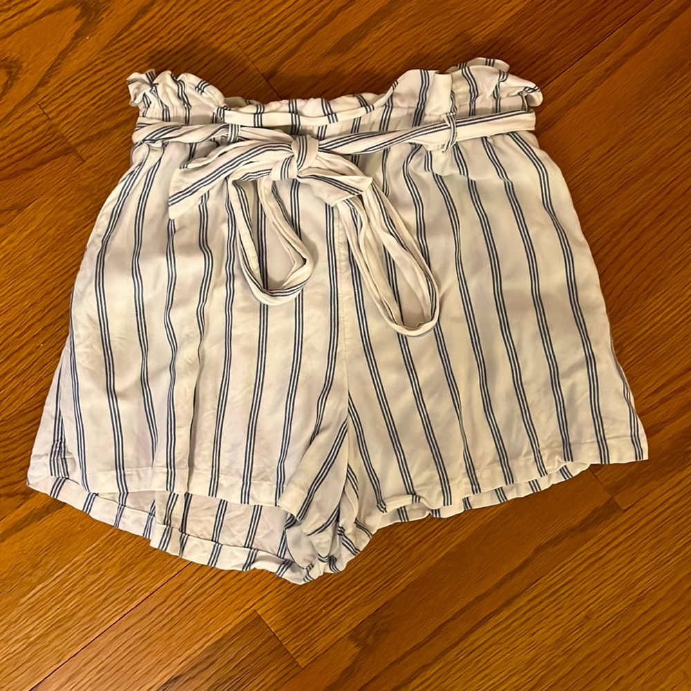 🌊🌊HOLLISTER NAVY AND WHITE STRIPED FRONT TIE SHORTS